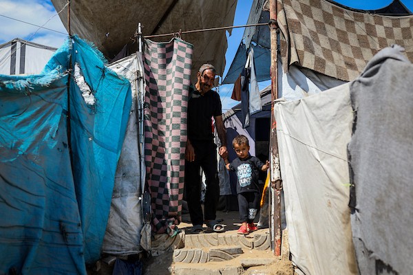 أطفال فلسطينيون نازحون يمارسون أنشطتهم اليومية في مدينة غزة، في 12 أكتوبر/تشرين الأول 2026. (تصوير: بلال أسامة)
