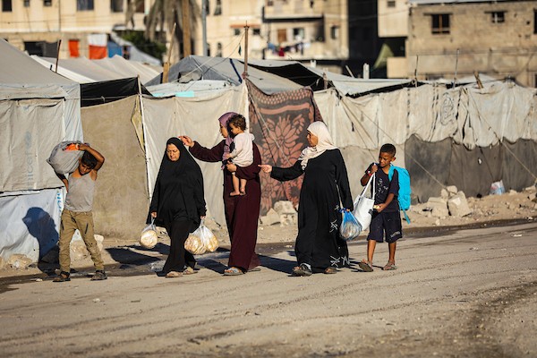 فلسطينيون نازحون يواصلون حياتهم اليومية داخل مدرسة حُوّلت إلى مأوى مؤقت في مدينة غزة، في الذكرى الثالثة لاندلاع الحرب، 7 أكتوبر/تشرين الأول 2026. تصوير: بلال أسامة.