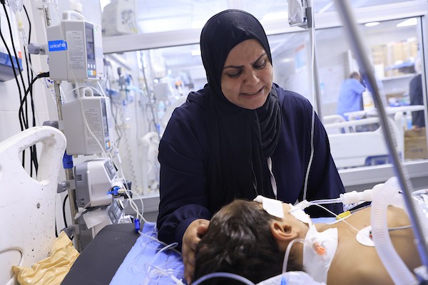 الطفل الفلسطيني محمد الجبالي (7 أعوام)، المصاب بسرطان الدم، يرقد على سرير داخل مستشفى الشفاء بمدينة غزة، في 18 أكتوبر/تشرين الأول 2026، منتظرًا الموافقة على سفره للعلاج في الخارج.تصوير: عبد الله أبو الخير