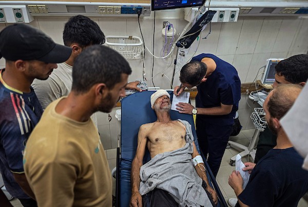 مصابون يتلقون العلاج داخل مجمع ناصر الطبي في خان يونس جنوبي قطاع غزة، في 14 أكتوبر/تشرين الأول 2026. (تصوير: طارق محمد)