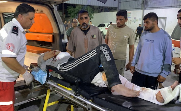 مسعفون ينقلون جرحى فلسطينيين إلى مستشفى الشفاء بمدينة غزة، في 8 أكتوبر/تشرين الأول 2026، عقب غارة جوية إسرائيلية استهدفت حي الصبرة جنوبي المدينة.تصوير: أحمد الشوا