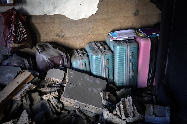 فلسطينيون يتفقدون أنقاض مبنى سكني استهدفته غارة جوية إسرائيلية فجراً غربي مدينة غزة، ما أدى إلى مقتل رجل وزوجته، 20 أكتوبر/تشرين الأول 2026.تصوير: محمد صالحة