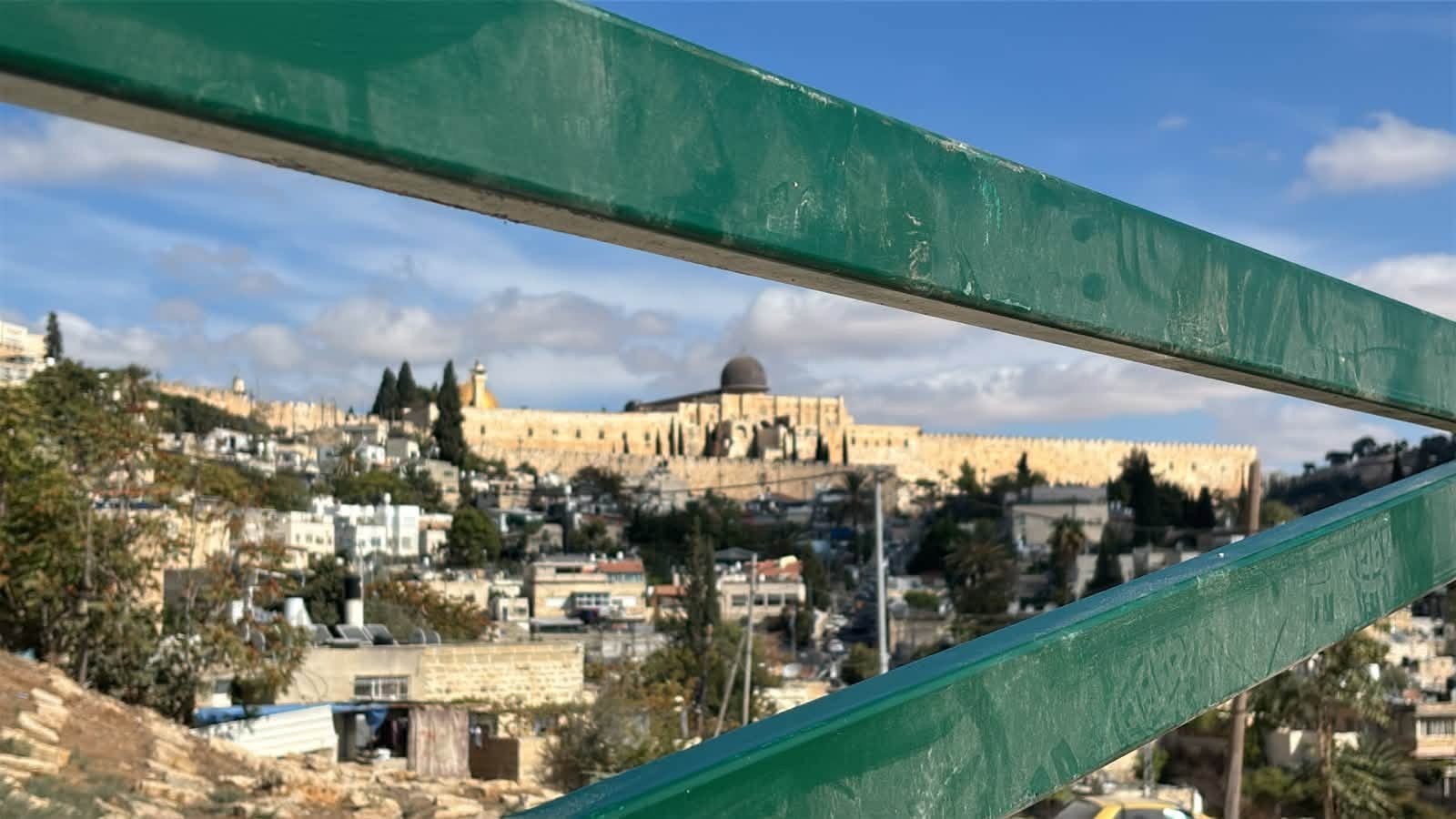 بوابة حديدية تعزل نحو 700 مقدسي في وادي الربابة.jpg
