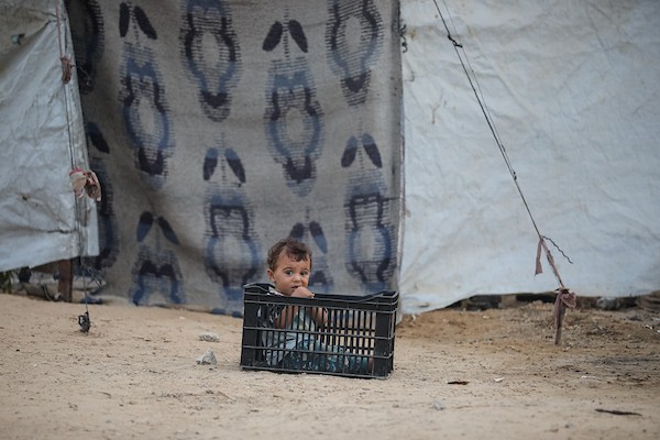 فلسطينيون نازحون يواصلون حياتهم اليومية داخل خيام مؤقتة في مخيم النصيرات وسط قطاع غزة، وسط مخاوف من الأمطار والبرد مع اقتراب الشتاء. 26 أكتوبر 2026. (تصوير: حسن الجدي)