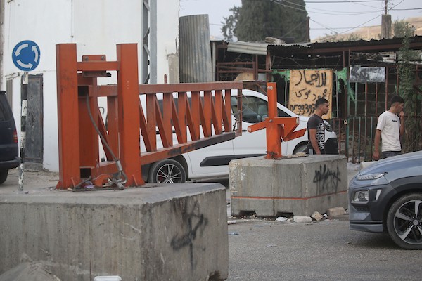 بوابات حديدية مغلقة عند حاجز دير شرف غربي مدينة نابلس، بعدما أغلقتها قوات الاحتلال ومنعت الفلسطينيين من الدخول والخروج، 11 أكتوبر/تشرين الأول 2026. (تصوير: محمد ناصر)