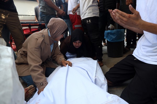 فلسطينيون ينعون ذويهم بجوار جثامينهم في مستشفى الشفاء بمدينة غزة، في 10 أكتوبر/تشرين الأول 2026.(تصوير: محمد صالحة)