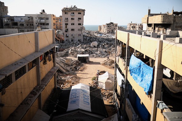 خيام لإيواء فلسطينيين نازحين تنتشر بجوار مبانٍ مدمرة في مدينة غزة، في الذكرى الثالثة لاندلاع الحرب، 7 أكتوبر/تشرين الأول 2026. تصوير: بلال أسامة.