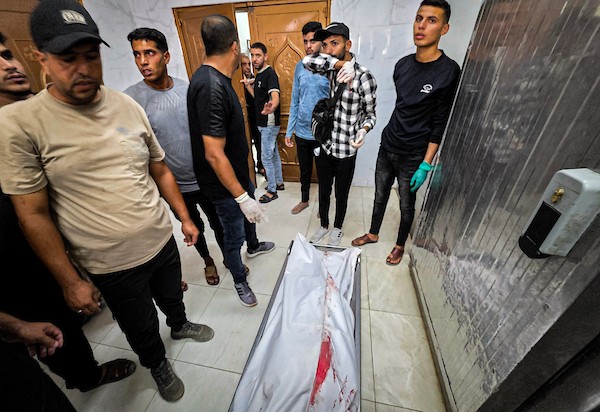 يحمل فلسطينيون جثمان معاذ جمال أبو نصيرة، البالغ من العمر 36 عامًا، إلى مجمع ناصر الطبي في 4 أكتوبر/تشرين الأول 2026.(صورة: طارق محمد)