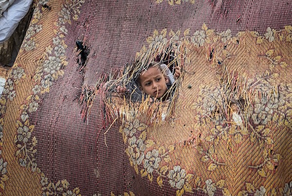 آثار غارة جوية إسرائيلية استهدفت خيمة مخصصة لشحن الهواتف المحمولة غرب خان يونس، في 12 أكتوبر/تشرين الأول 2026. (تصوير: طارق محمد)