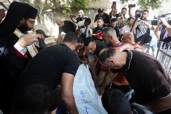 أشخاص يتجمعون خلال جنازة امرأتين مسيحيتين (أم و ابنتها) فلسطينيتين في كنيسة القديس بورفيريوس للروم الأرثوذكس في مدينة غزة، في 3 أكتوبر 2026. تصوير بلال أسامة