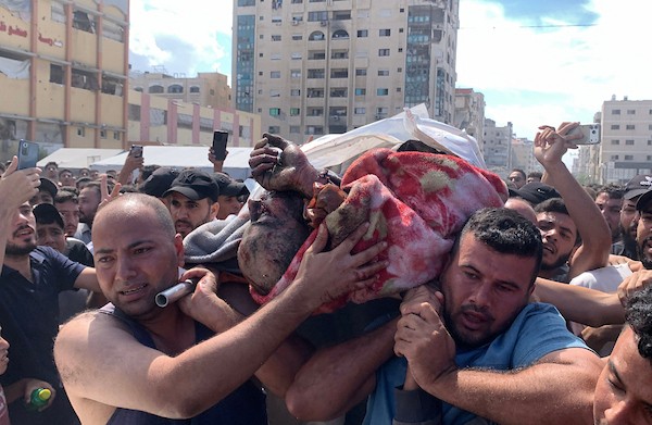 فلسطينيون يحملون جثمان رجل بعد استهدافه من قبل طائرات عسكرية إسرائيلية في غرب مدينة غزة، في 2 أكتوبر/تشرين الأول 2026. صورة لأحمد الشواح