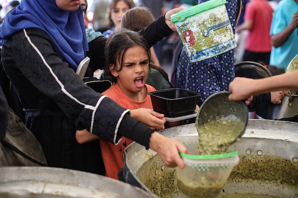 فلسطينيون نازحون يتجمعون للحصول على وجبات مجانية في مخيم النصيرات وسط قطاع غزة، في ظل تفاقم الجوع وتقليص المساعدات الغذائية بسبب نقص التمويل، 20 أكتوبر/تشرين الأول 2026.تصوير: حسن الجدي