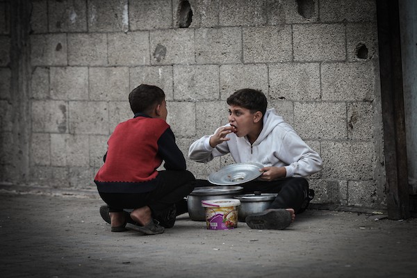 فلسطينيون نازحون يتجمعون لتلقي وجبات غذائية مجانية في أحد مراكز توزيع الطعام بمخيم النصيرات وسط قطاع غزة، الخميس 22 أكتوبر 2026.تصوير: معز صالحي