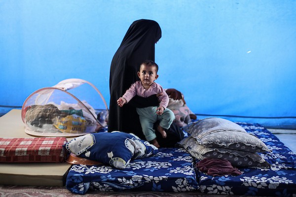 فلسطينيون نازحون يواصلون حياتهم اليومية داخل خيام مؤقتة في مخيم النصيرات وسط قطاع غزة، وسط مخاوف من الأمطار والبرد مع اقتراب الشتاء. 26 أكتوبر 2026. (تصوير: حسن الجدي)