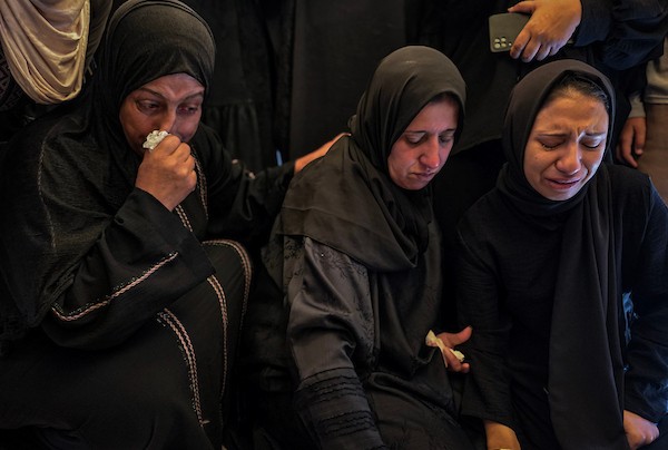 مشهد مؤلم لوداع الطفل الفلسطيني مجد محمد حسن عبد الهادي في مجمع ناصر الطبي بخان يونس، بعد انتشال جثمانه من موقع غارة إسرائيلية في منطقة قيزان النجار جنوب المدينة، 20 أكتوبر/تشرين الأول 2026.تصوير: طارق محمد