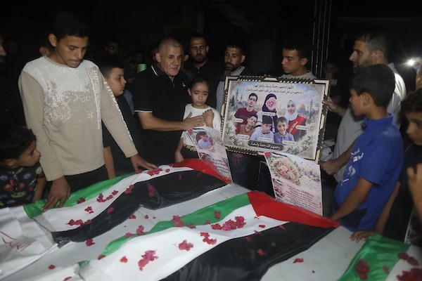 تشييع جثامين 75 شهيدًا انتشلتهم فرق الدفاع المدني من منطقة الدرج، شمال شرق مدينة غزة، 17 أكتوبر/تشرين الأول 2026. (تصوير: محمد صالحة)