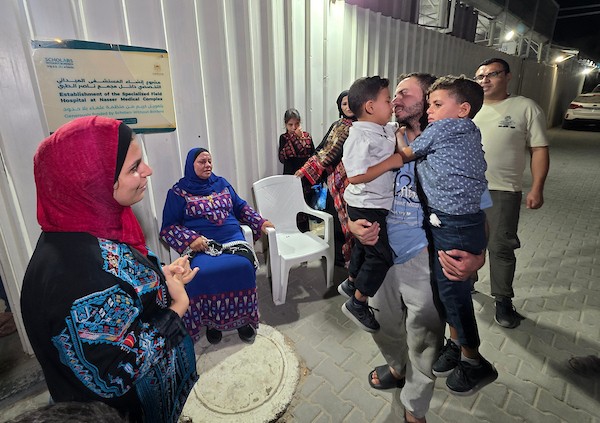 5 أسرى محررين يصلون على متن مركبات تابعة للصليب الأحمر إلى مجمع ناصر الطبي في خان يونس جنوب قطاع غزة، في 4 أكتوبر/تشرين الأول 2026. (تصوير: طارق محمد)