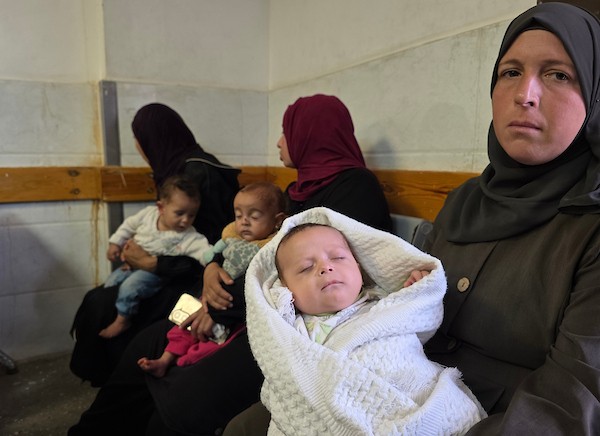 أمهات فلسطينيات يصطحبن أطفالهن إلى عيادة سوء التغذية في مجمع ناصر الطبي بمدينة خان يونس، جنوب قطاع غزة، في 17 أكتوبر/تشرين الأول 2026. (تصوير: طارق محمد)