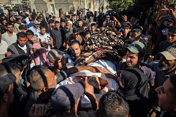مشيعون يودّعون الطفلين وليد شكشك ويوسف أبو غالي في مجمع ناصر الطبي بخان يونس، جنوب قطاع غزة، عقب مقتلهما بغارة جوية إسرائيلية، 20 أكتوبر/تشرين الأول 2026.تصوير: طارق محمد