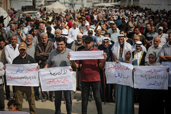 موظفون ولاجئون فلسطينيون يشاركون في مسيرة نظمها اتحاد الموظفين العرب بالأونروا من ساحة الكتيبة إلى المكتب الإقليمي للوكالة بمدينة غزة، للمطالبة بحماية حقوق العاملين واستمرار خدمات اللاجئين، 26 أكتوبر 2026. (تصوير: محمد صالحة)