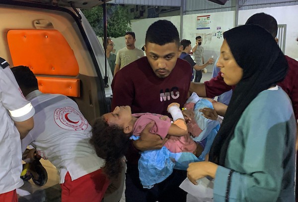 مسعفون ينقلون جرحى فلسطينيين إلى مستشفى الشفاء بمدينة غزة، في 8 أكتوبر/تشرين الأول 2026، عقب غارة جوية إسرائيلية استهدفت حي الصبرة جنوبي المدينة.تصوير: أحمد الشوا