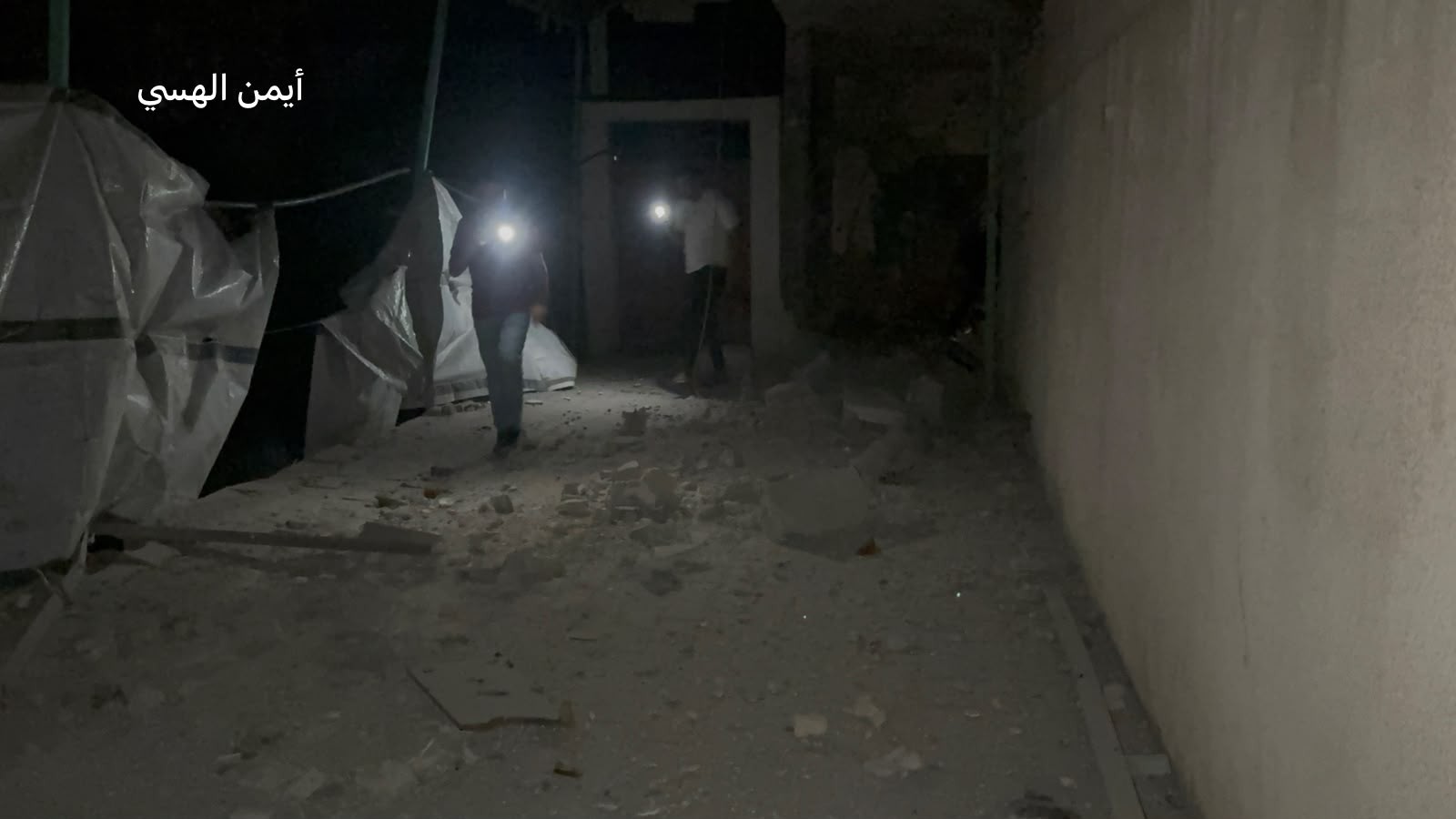 طائرات الاحتلال المروحية تستهدف شقة سكنية فارغة خلف التاج مول بحي الرمال.jpg