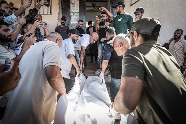 مسعفون ينقلون جثماني فلسطينيين استشهدا وجرحى إثر غارة إسرائيلية استهدفت مركبة مدنية في مخيم المغازي وسط قطاع غزة، إلى مستشفى شهداء الأقصى بدير البلح، 29 أكتوبر 2026. (تصوير: معز صالحي)