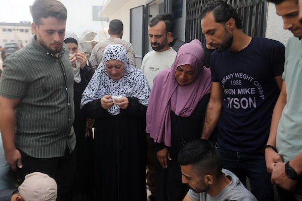 مشيعون يودّعون الشهيدين عبيدة مرتجى وحاتم حسنين في مستشفى الشفاء بمدينة غزة، 17 أكتوبر/تشرين الأول 2026. (تصوير: محمد صالحة)