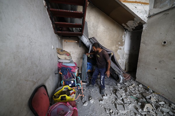 عائلات نازحة تجمع أمتعتها وتغادر خيامها ومنازلها في حي الشجاعية شرقي مدينة غزة، مع توسع سيطرة جيش الاحتلال باتجاه «الخط الأصفر».(تصوير: هادي داود)