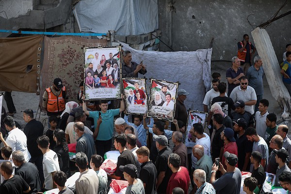 جنازة جماعية لـ 105 فلسطينيين تم انتشال رفاتهم من تحت أنقاض مبانٍ مدمرة في منطقة التاج بحي اليرموك بمدينة غزة، في الأول من أكتوبر/تشرين الأول 2026. (صورة: بلال أسامة)