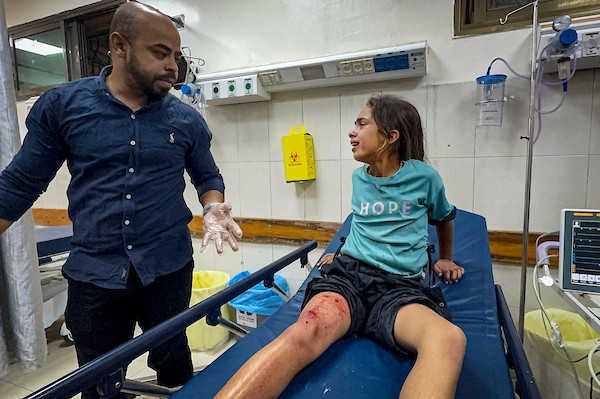 نقل فلسطينيون أربعة جرحى، بينهم أطفال، إلى مجمع ناصر الطبي في خان يونس، جنوب قطاع غزة، في 30 سبتمبر/أيلول 2026. (صورة: طارق محمد)