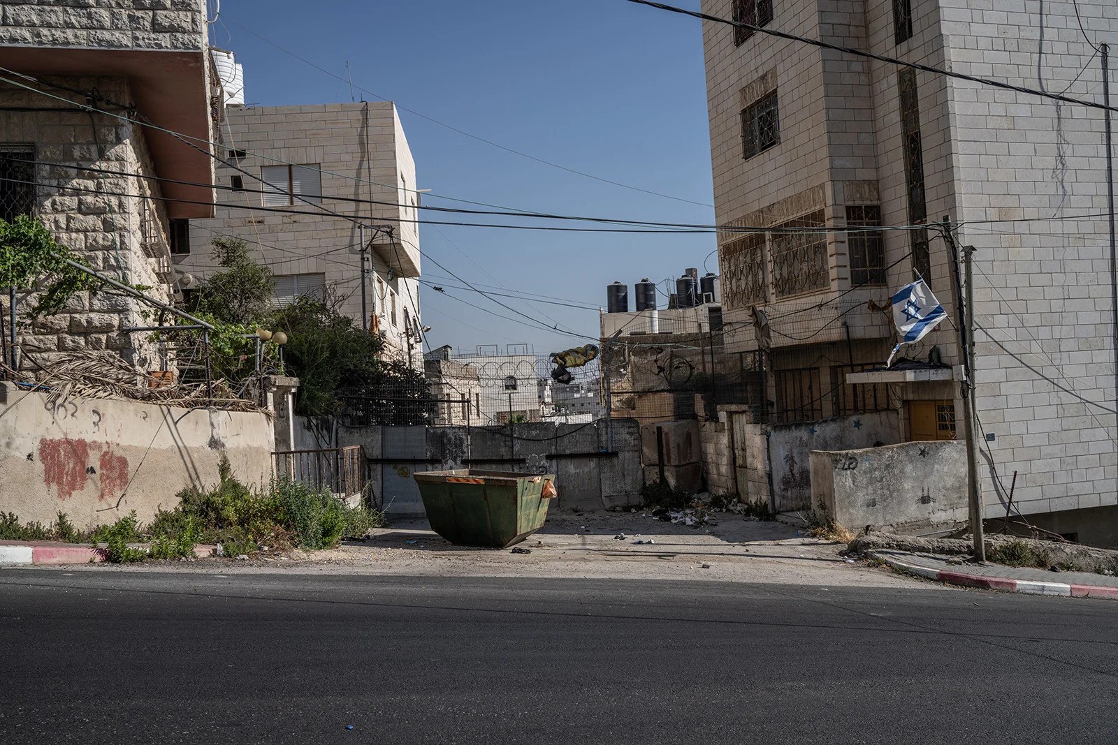 منازل لفلسطينيين في حارة جابر بمدينة الخليل، أجبرهم الجيش الإسرائيلي والمستوطنون على مغادرتها أو استخدام مداخل بديلة للوصول إليها. تصوير: سمر حزّبون