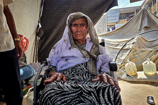 يواجه كبار السن الفلسطينيون ظروفًا معيشية صعبة في خان يونس، جنوب قطاع غزة، في الأول من أكتوبر/تشرين الأول 2026، بالتزامن مع الاحتفال باليوم العالمي للمسنين.(صورة: طارق محمد)