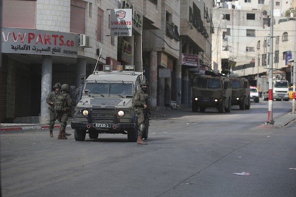 انتشرت قوات الاحتلال الإسرائيلية في شوارع مدينة نابلس بالضفة الغربية فجر الأول من أكتوبر/تشرين الأول 2026. (صورة: محمد ناصر)