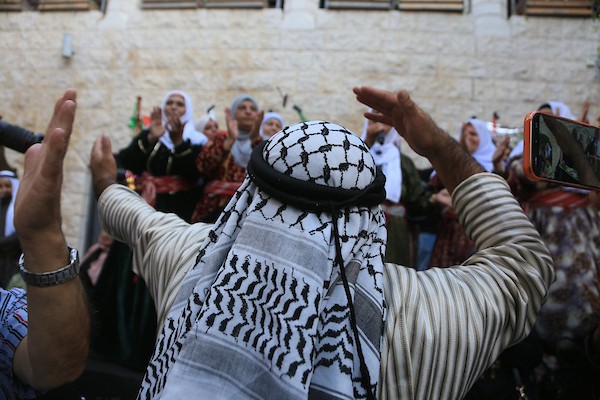 نساء فلسطينيات يشاركن في ليلة الحناء لعروس فلسطينية خلال احتفالات تقليدية في البلدة القديمة بمدينة نابلس، في الضفة الغربية، بتاريخ 3 أكتوبر/تشرين الأول 2026. تصوير: محمد ناصر