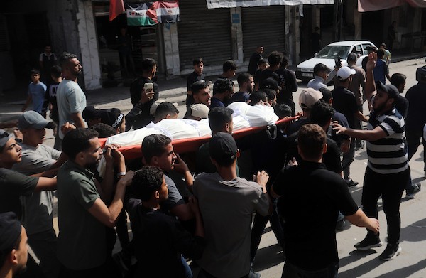 مشيعون يودّعون الشهيدين عبيدة مرتجى وحاتم حسنين في مستشفى الشفاء بمدينة غزة، 17 أكتوبر/تشرين الأول 2026. (تصوير: محمد صالحة)