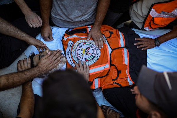 وداع متطوع الدفاع المدني محمد طموس، الذي استشهد في غارة إسرائيلية أثناء محاولته إسعاف جرحى قرب مستشفى كمال عدوان شمال قطاع غزة، 7 أكتوبر/تشرين الأول 2026. تصوير: محمد صالحة.