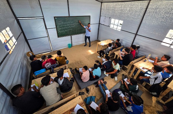 في الخامس من أكتوبر/تشرين الأول 2026، أقام معلمون فلسطينيون دروسًا لتلاميذ المدارس داخل خيام النزوح في خان يونس، جنوب قطاع غزة.(صورة: طارق محمد)