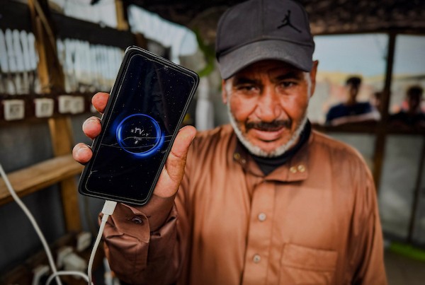 نازحون فلسطينيون يصنعون توربينات رياح من مخلفات منازلهم المدمرة لتوليد الكهرباء وإنارة خيامهم وشحن الهواتف في مواصي خان يونس. (تصوير: عبد الله العطار)