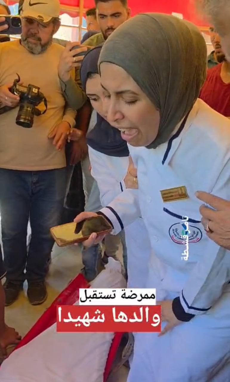 الممرضة عزة أبو مصطفى تستقبل والدها شهيدًا وهي على رأس عملها في مجمع ناصر الطبي، بعد استشهاده إثر غارة إسرائيلية استهدفت سطح منزل في مخيم خان يونس..jpg