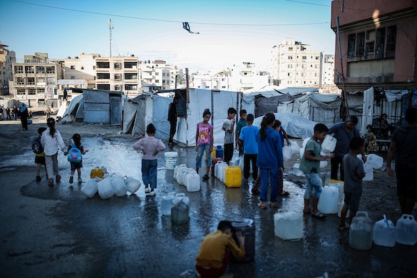 فلسطينيون نازحون يواصلون حياتهم اليومية داخل مدرسة حُوّلت إلى مأوى مؤقت في مدينة غزة، في الذكرى الثالثة لاندلاع الحرب، 7 أكتوبر/تشرين الأول 2026. تصوير: بلال أسامة.