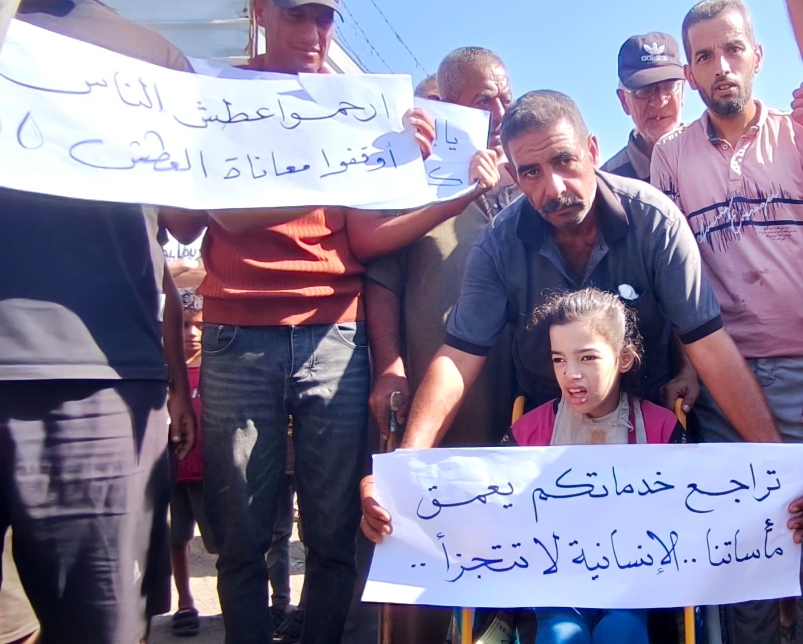 وقفة شعبية لستة آلاف أسرة نازحة في مخيمات فش فرش الشمالي تطالب بحقوقها ومساعدات عاجلة