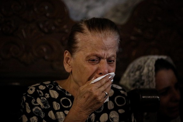 أشخاص يتجمعون خلال جنازة امرأتين مسيحيتين (أم و ابنتها) فلسطينيتين في كنيسة القديس بورفيريوس للروم الأرثوذكس في مدينة غزة، في 3 أكتوبر 2026. تصوير بلال أسامة
