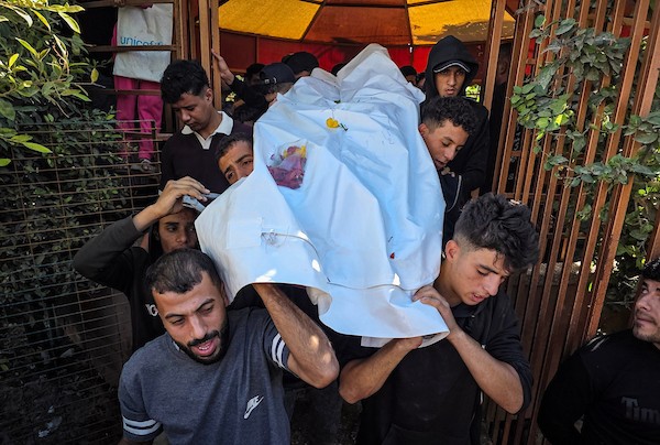 مشيعون يودّعون الطفلين وليد شكشك ويوسف أبو غالي في مجمع ناصر الطبي بخان يونس، جنوب قطاع غزة، عقب مقتلهما بغارة جوية إسرائيلية، 20 أكتوبر/تشرين الأول 2026.تصوير: طارق محمد