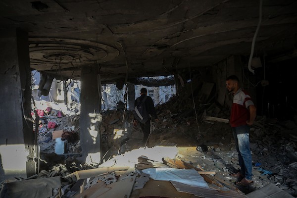 يتفقد فلسطينيون الأضرار التي لحقت بمبنى الأصالة السكني، غرب مدينة غزة، جراء غارة جوية إسرائيلية، في 3 أكتوبر/تشرين الأول 2026. (صورة: بلال أسامة)