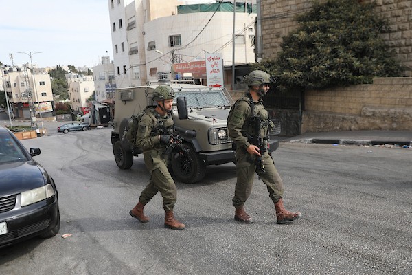 جنود وآليات عسكرية تابعة لقوات الاحتلال ينتشرون في شوارع الخليل، بالتزامن مع استمرار العدوان لليوم الرابع، 26 تشرين الأول/أكتوبر 2026. (تصوير: مأمون وزواز)