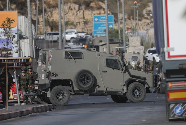 جنود الاحتلال ينتشرون في منطقة فرش الهوى شمال الخليل، عقب قتل فلسطينيين اثنين وفرض طوق عسكري على المنطقة، 23 أكتوبر 2026. (تصوير: مأمون وزواز)