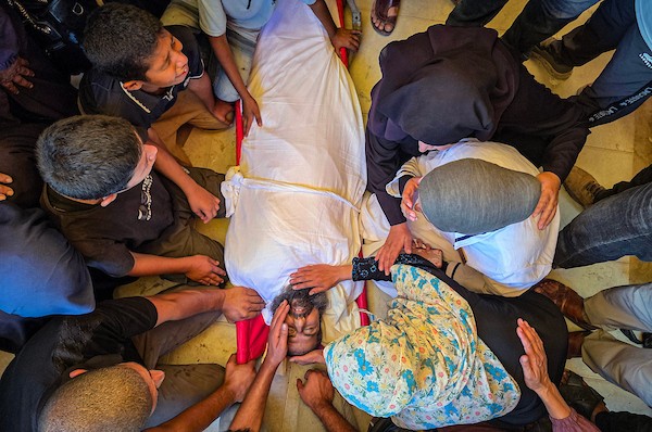 الممرضة عزة أبو مصطفى تستقبل جثمان والدها في مجمع ناصر الطبي بمخيم خان يونس، جنوب قطاع غزة، أثناء مناوبتها، بعد استشهاده في غارة إسرائيلية، 7 أكتوبر/تشرين الأول 2026. تصوير: طارق محمد.