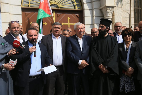 فلسطينيون يشاركون في وقفة تضامنية مع الأردن أمام كنيسة البشارة في نابلس، تنديدًا بالاعتداء على مشيّعين في الكرك، 25 أكتوبر 2026. (تصوير: محمد ناصر)