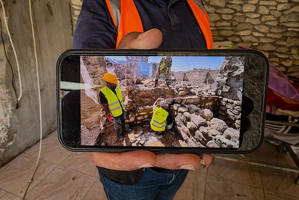 يشارك عمال فلسطينيون في أعمال ترميم سوق الحبوب التاريخي في خان يونس، جنوب قطاع غزة، في 30 سبتمبر/أيلول 2026. تصوير: طارق محمد)